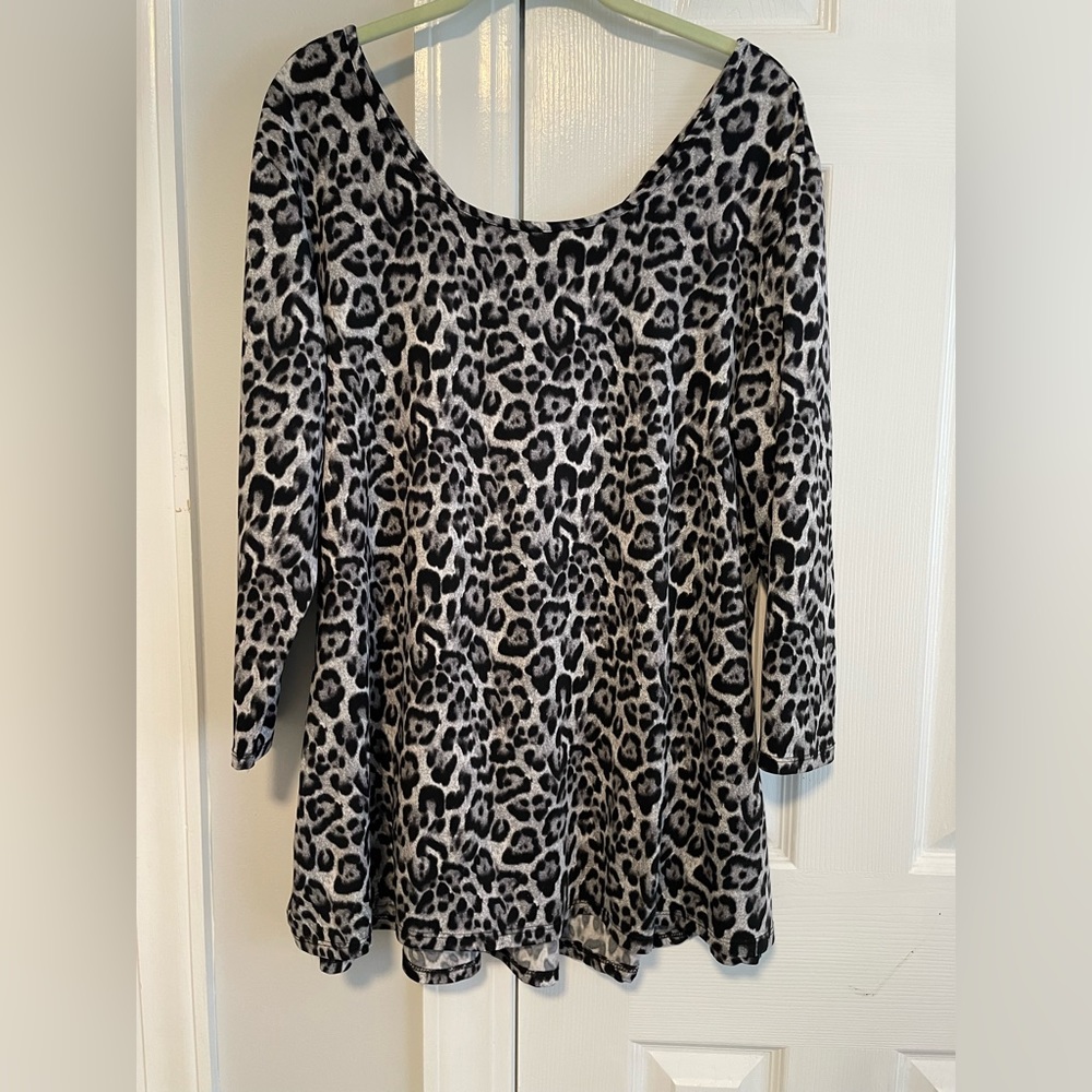 Avenue, 3/4th sleeve, leopard top. Zips up the back, size 18/20.